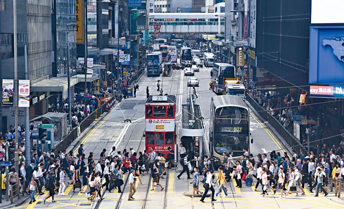 調查發現，有57%港人被訪者的財政狀況將近入不敷出情況。