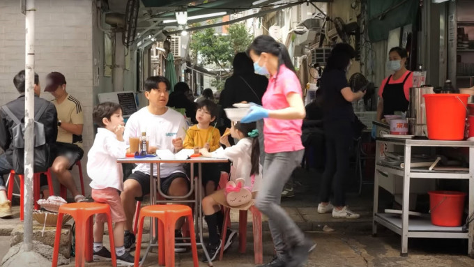 旅游发展局最近邀请知名南韩艺人来港一边拍摄，一边感受香港美景美食，向当地观众推介香港。 （YouTube截图）