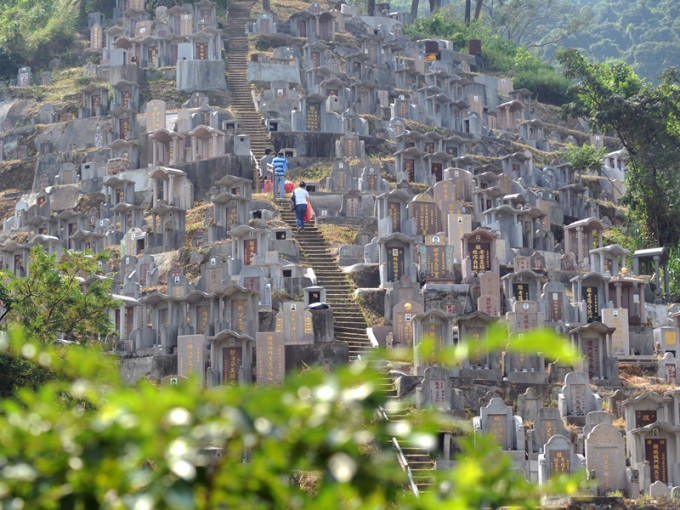 政府通知市民，须移走及处置2013至2014年内，安葬于6个公众坟场的先人遗骸。资料图片