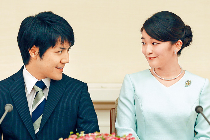日本真子公主（右）二〇一七年與未婚夫小室圭，在東京赤坂東邸見記者。