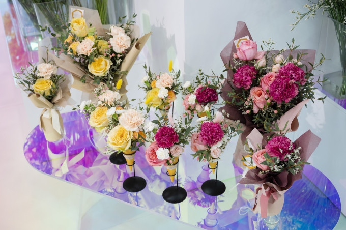 快来LCX的《微光蜂舍》把美美的甜筒造型花束送给妈妈。
