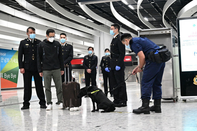 跨部門反恐專責組在香港西九龍高鐵站舉辦代號為「虎速」的反恐演習。