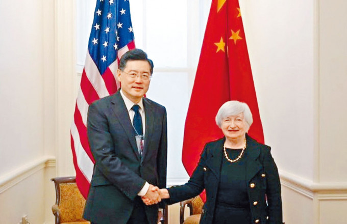 十二月十五日，秦剛（左）在華盛頓會見美國財長耶倫。