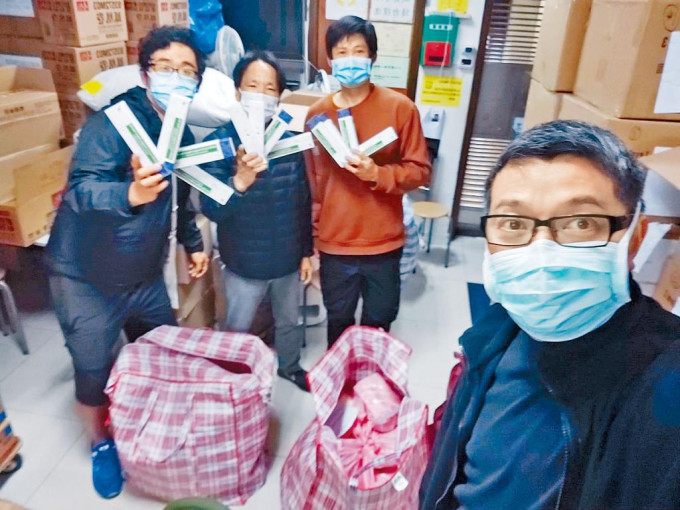 社協幹事吳衛東（右）與三名義工隊成員，連日不分畫夜向包括確診者的基層人士派發物資。 