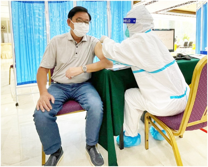 林健鋒接受疫苗注射。