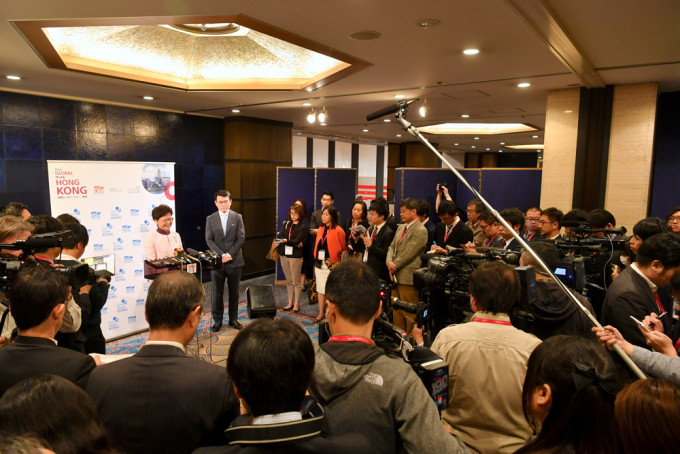 林郑月娥在论坛后会见传媒。政府图片