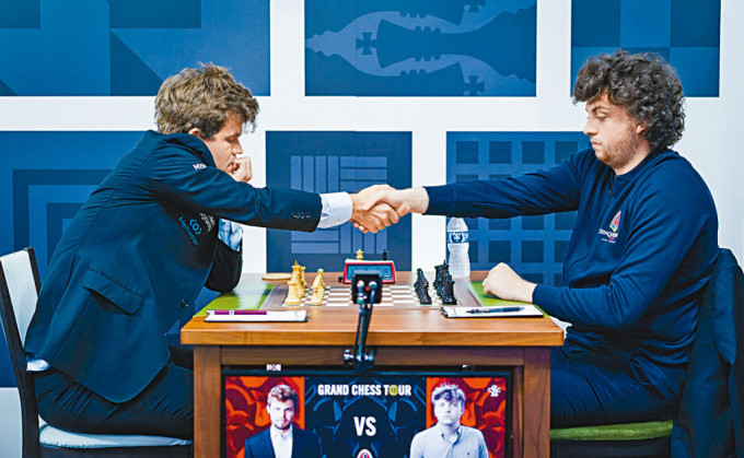尼曼（右）上月在辛克菲爾德盃國際象棋賽事中，爆冷擊敗世界冠軍卡爾森。
