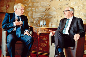 英國首相約翰遜(左)昨天宣布，與歐盟達成新脫歐協議。