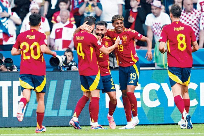 西班牙首場大勝克羅地亞，陣中16歲小將耶馬（右2）踢出驚喜。