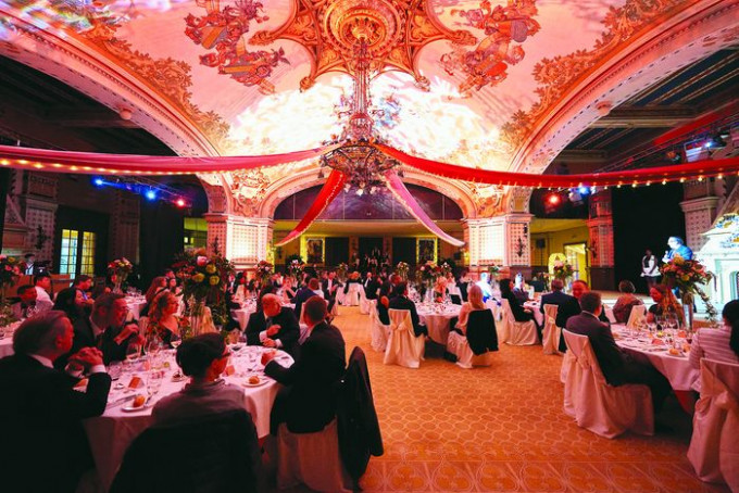 瑞士大学理论与实践并重，宴会策划及管理是酒店管理大学课程其中一个科目，学生须策划及筹办大型宴会。