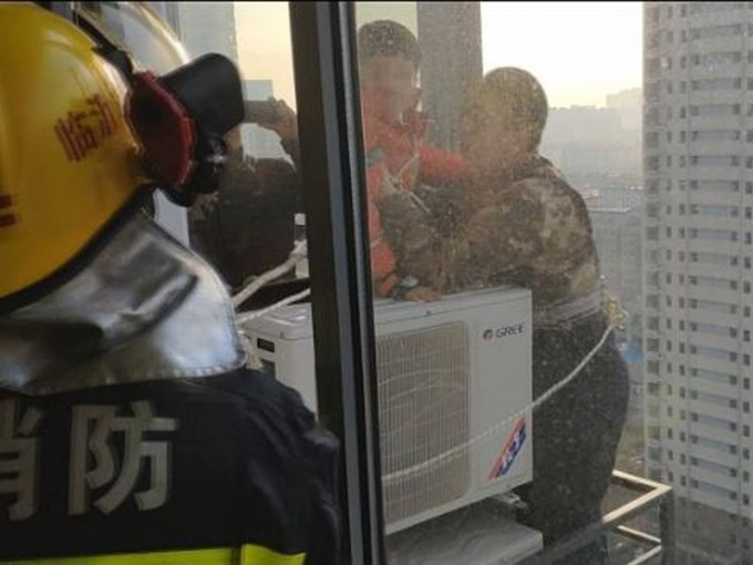 因為作業問題鬧情緒，男童掉到19樓冷氣窗台上。(網圖)