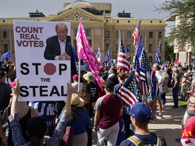 特朗普的支持者續在亞利桑那州議會大廈外示威。AP