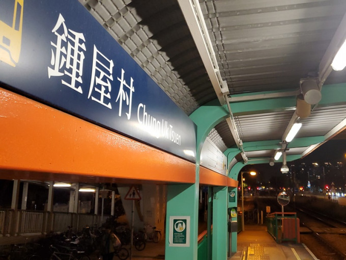 女童在屯门锺屋村轻铁站车厢内被偷拍。资料图片