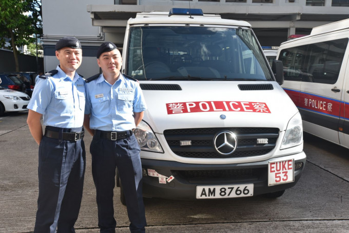 警长冯嘉乐（左）、警员李毅源（右）