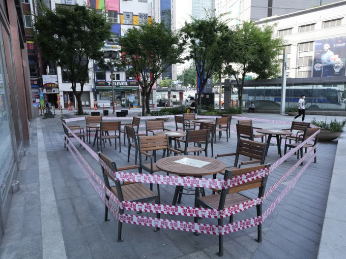 首尔地区将社交距离规定再延长两周。AP