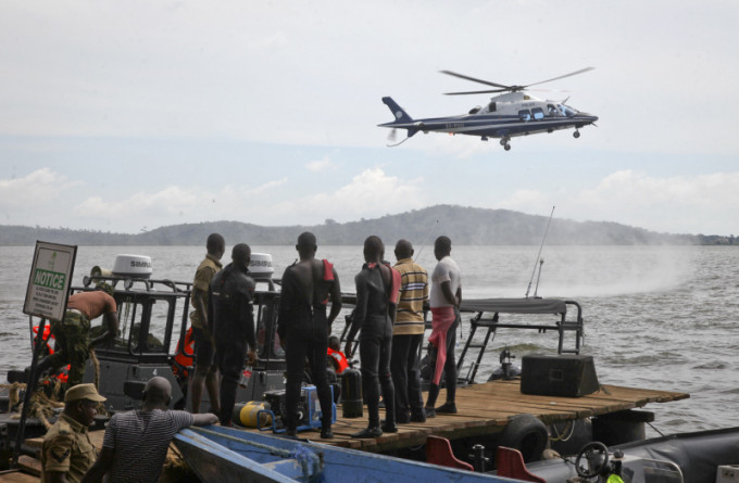 非洲乌干达有一艘严重超载的游艇翻沉，最少31人死亡，仍有人失踪，救援人员继续搜救。AP