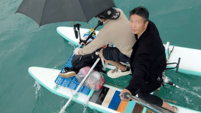两男子踩6小时水上单车从广东横渡琼州海峡。