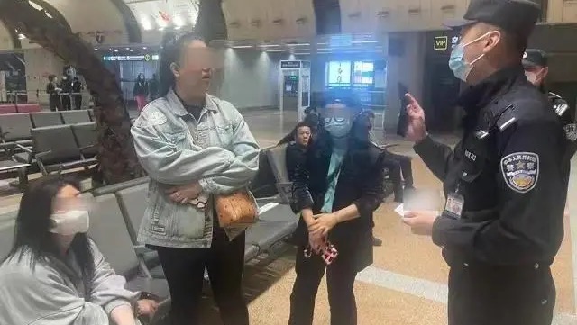 涉在機場闖關追星的粉絲遭警員問話。