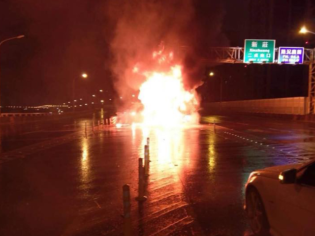 一輛私家車在台65快速道路疑自撞翻車後起火燒燃。　網上圖片