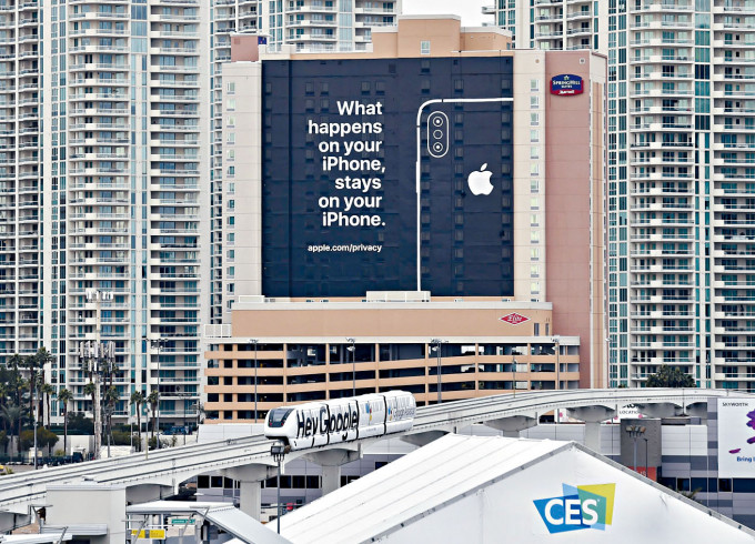 ■賭城拉斯維加斯一塊巨型廣告牌宣傳蘋果iPhone安全。