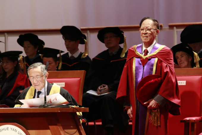 锺景辉获香港树仁大学颁授荣誉文学博士学位