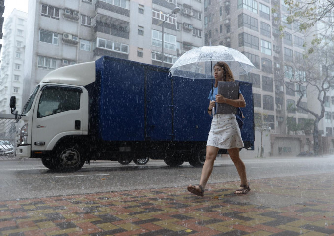 天文台表示，驟雨及雷暴正影響珠江口一帶。