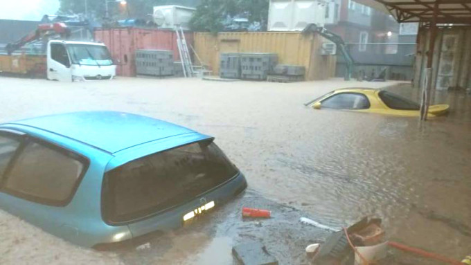 昨日本港連場大雨，新界北部多處地區出現嚴重水浸，部分地區水深更及腰。