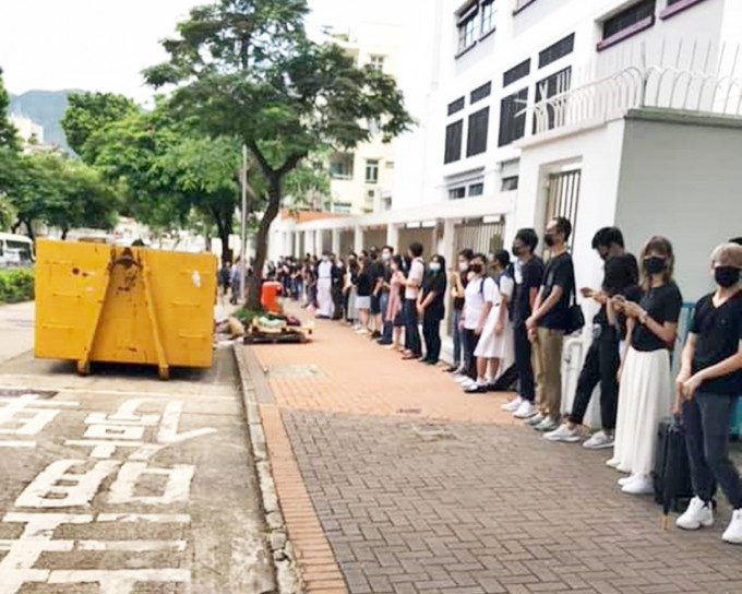 一批參與活動的學生及舊生，分兩邊向牛津道延伸圍繞校園。fb「中大學生報」圖片