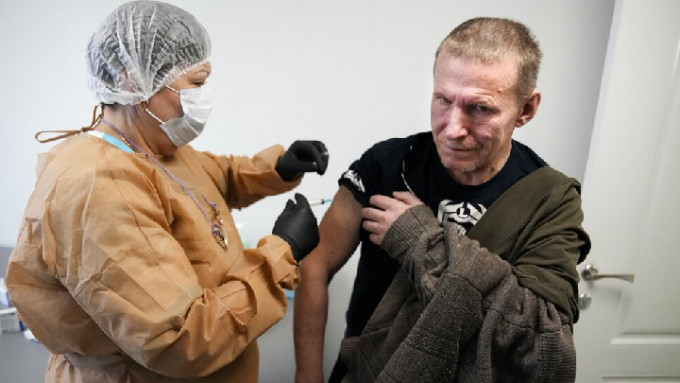 俄羅斯染疫死亡人數升至全球第二，圖為俄羅斯民眾接種疫苗。（美聯社）