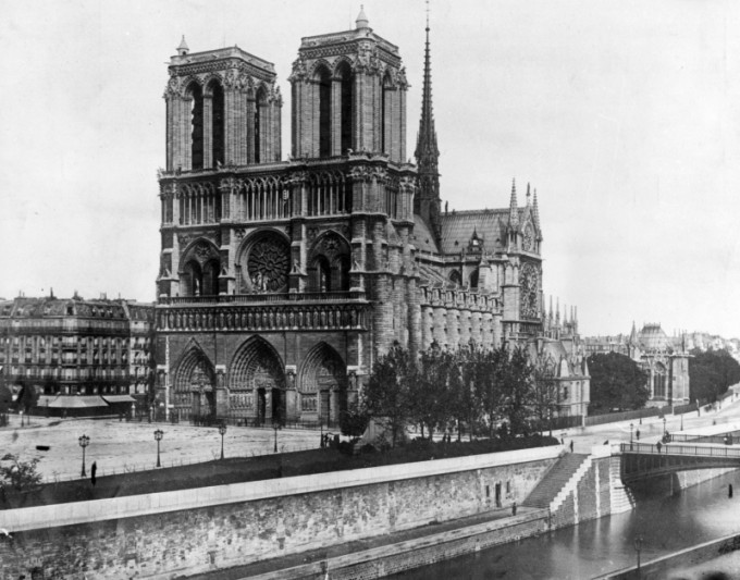 巴黎圣母院是法国最具象徵意义的地标之一，见证过许多历史事件。图为1911年的圣母院。（AP资料照片）