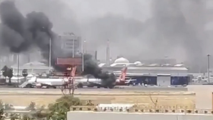 网传影片显示喀土穆机场客机着火。