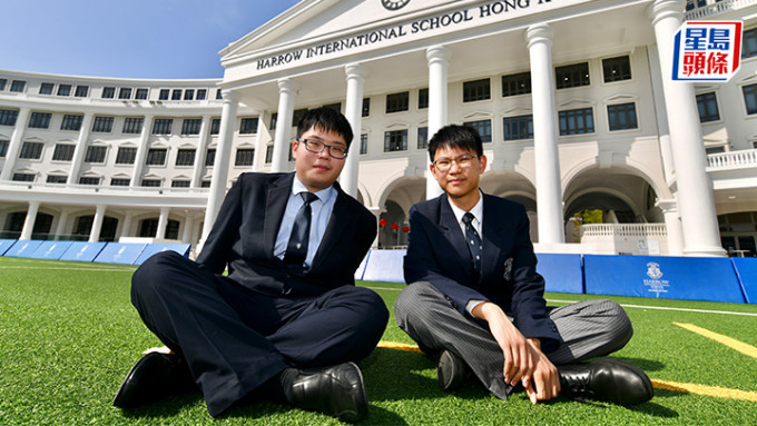 张嘉轩(左)获英国剑桥大学数学系取录。