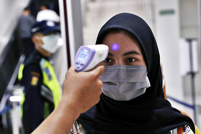 印尼新增2宗確診個案,當局進一步加強防疫措施。AP