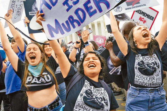 反墮胎人士昨日集結在華盛頓最高法院外慶祝。