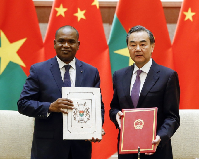 布基納法索與北京簽署恢復外交關係聯合公報。AP
