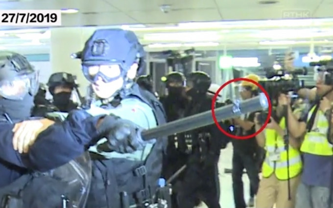 警方指不容许配备非官方购置装备，会跟进事件。（香港电台影片截图）