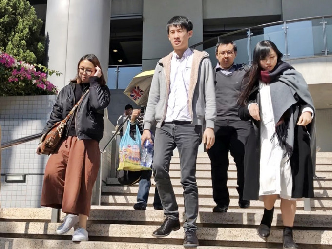 锺雪莹(左一)、梁颂恒(左二)及游蕙祯(右一),,早前到九龙城裁判法院。资料图片