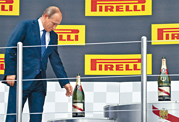 普京二〇一五年出席一級方程式俄羅斯大獎賽頒獎禮時，在台上觸摸一瓶香檳。