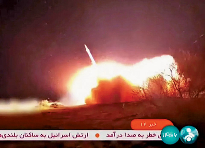 伊朗国家电视台播放向以色列发射导弹的画面。
