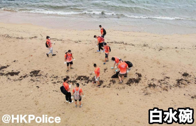 警队义工清洁沙滩。警方FB图片