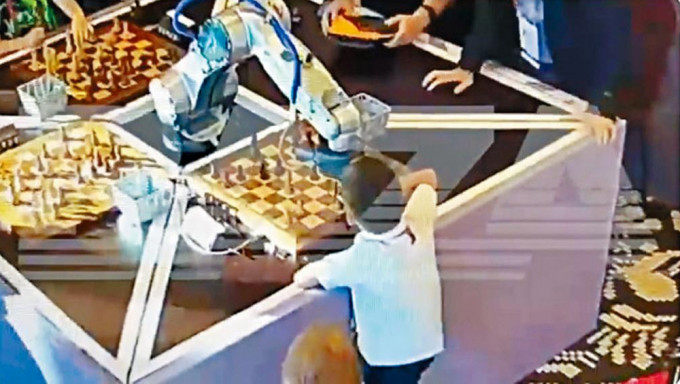 机械人手臂伸向象棋神童，其后再断其手指。