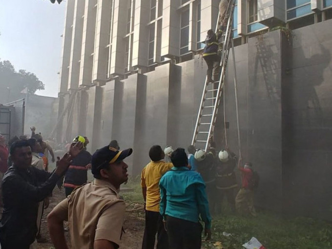 印度孟買一間公營醫院周一（17日）發生火警，最少六人死亡，逾一百四十人受傷。(網圖)