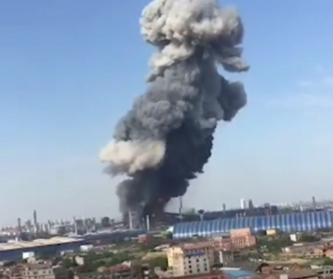 炼钢厂高炉爆炸冒蘑菇云。网上图片
