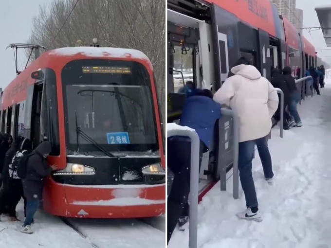 渖阳轻铁雪地「跪低」，众人合力推车。