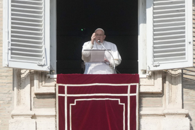 保安驚魂過後，教宗按照原定計畫在窗台露面，祝福在廣場的大約2萬人。美聯社