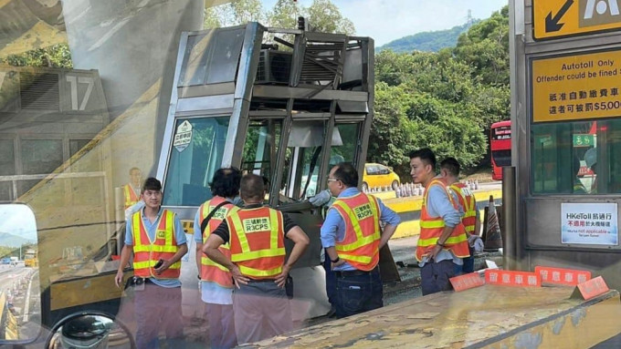 大欖隧道收費亭遭貨車撞歪 一女遭玻璃碎濺傷送院。屯門公路塞車關注組FB