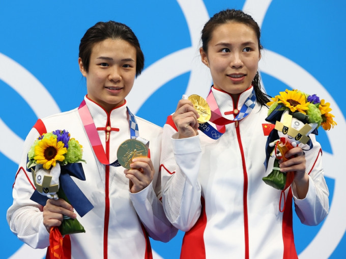 中國隊的施廷懋和王涵在女子雙人三米跳板跳水中摘得第四面金牌。路透社