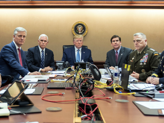 特朗普在白宮戰情室觀看美軍追擊巴格達迪的行動。（美聯社）