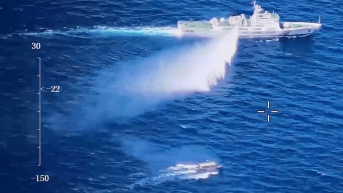 中国海警公开对菲游艇进行警示性水炮喷射现场影片，全程保持理性克制。