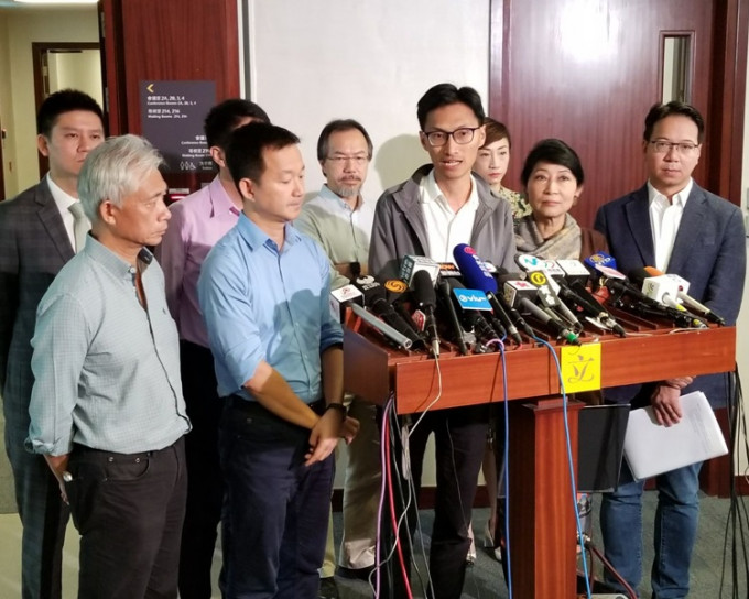 民主派议员集体杯葛陈健波非正式会议。